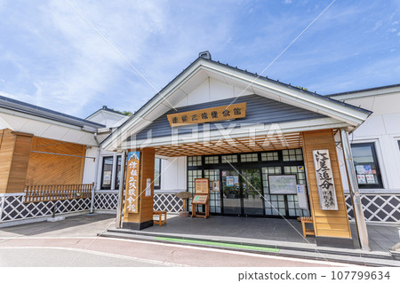青森縣五所川原市,津輕三味線大廳在陽光明媚的日子 青森縣五所川原市,津輕三味線大廳在陽光明媚的日子 107799634