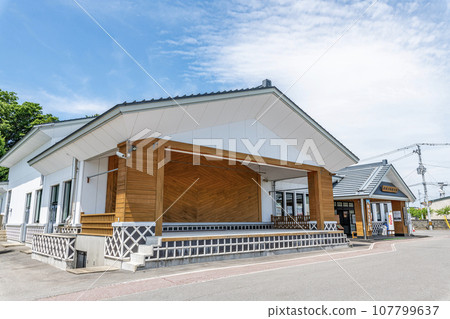 青森縣五所川原市，津輕三味線大廳在陽光明媚的日子 107799637