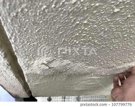 砂漿牆因老化漏水而油漆剝落 107799776