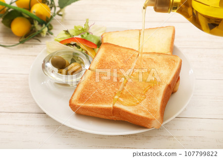 吐司上抹橄欖油的場景 吐司上抹橄欖油的場景 107799822