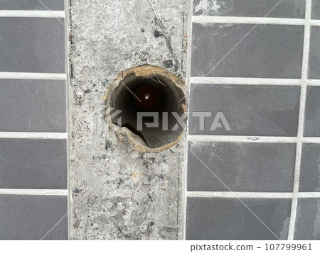 Rush construction work that left unnecessary ventilation holes in the tile base 107799961