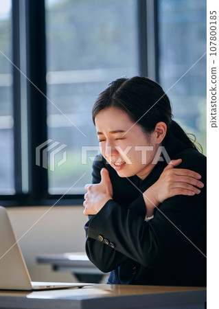 感覺冷、對寒冷敏感的年輕女性 107800185