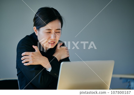 感覺冷、對寒冷敏感的年輕女性 107800187