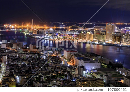 大阪府環球影城和明石海峽大橋的夜景 大阪府環球影城和明石海峽大橋的夜景 107800461