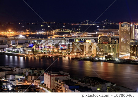 大阪府環球影城和明石海峽大橋的夜景 大阪府環球影城和明石海峽大橋的夜景 107800463