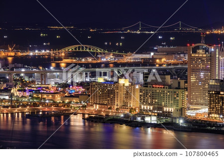 大阪府環球影城和明石海峽大橋的夜景 大阪府環球影城和明石海峽大橋的夜景 107800465