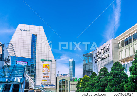 日本東京街景10月-小田急新宿站等景觀（螢幕右側JR新宿站南口）=13日 107801024