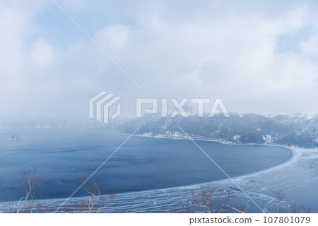 Lake Mashu in winter, Teshikaga Town, Hokkaido 107801079