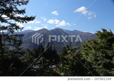 Calm view of the mountains of Chichibu seen from Mitsumine Shrine (Saitama Prefecture) Calm view of the mountains of Chichibu seen from Mitsumine Shrine (Saitama Prefecture) 107801104