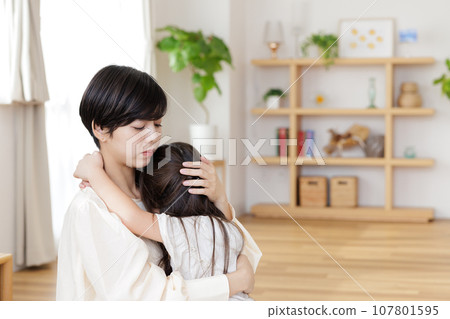 母親安撫她的孩子 母親安撫她的孩子 107801595