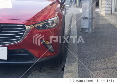 一輛汽車停在靠近路肩的地方 107801713