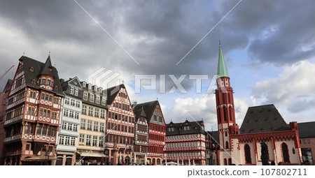 Germany, Frankfurt, Romerplatz cityscape 107802711