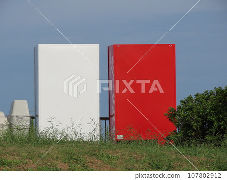 Vending machines lined up in red and white Vending machines lined up in red and white 107802912
