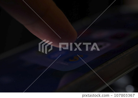 finger on phone close up 107803367