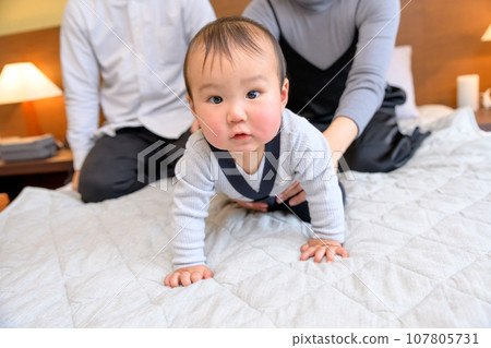 嬰兒爬行與父母合影留念、嬰兒、兒童、育嬰假、0 歲嬰兒、家庭照片 107805731