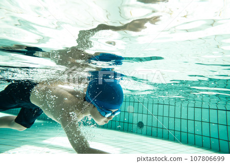 Elementary school students playing in the pool 107806699
