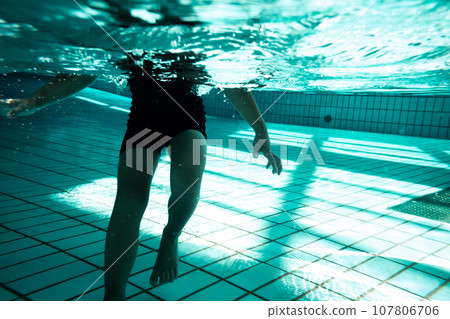 5 year old in the pool 5 year old in the pool 107806706