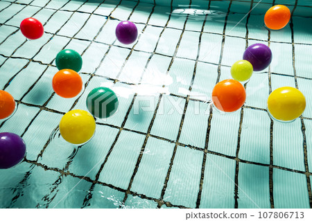 漂浮在池中的彩球 漂浮在池中的彩球 107806713