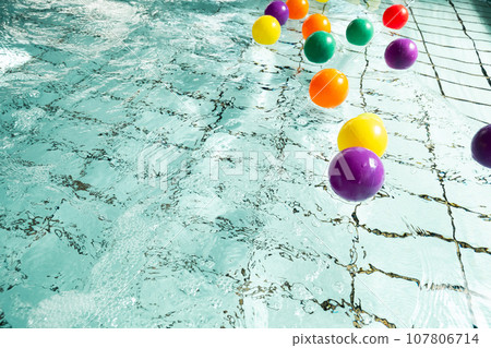 漂浮在池中的彩球 漂浮在池中的彩球 107806714