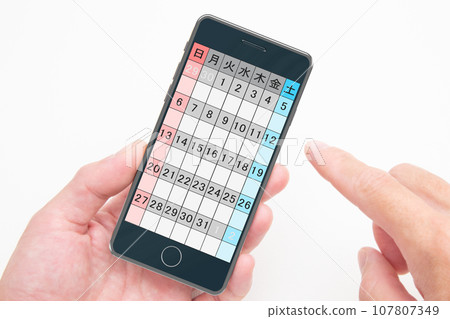 一名男子在智慧型手機上操作行程畫面的手 一名男子在智慧型手機上操作行程畫面的手 107807349