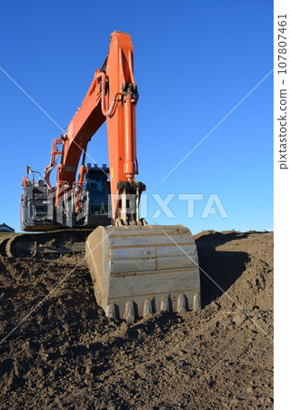 在土木工程建造場所的建築機器 107807461