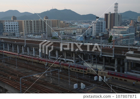 Sleeper express Sunrise Seto/Izumo arriving at Himeji Station early in the morning Sleeper express Sunrise Seto/Izumo arriving at Himeji Station early in the morning 107807871