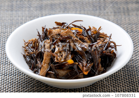 simmered hijiki. 107808331
