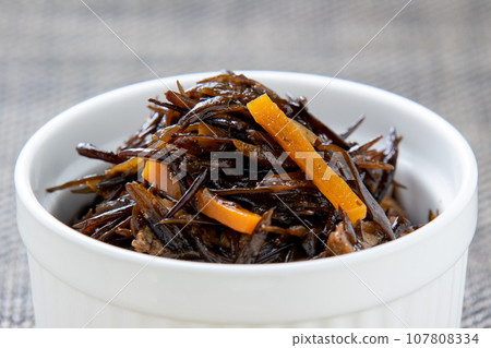 simmered hijiki. 107808334