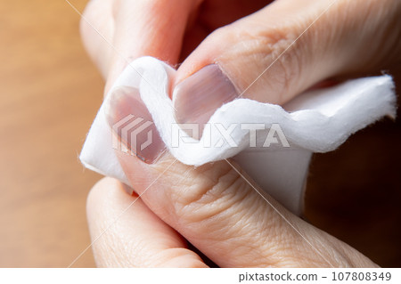 Remove the nail polish with a light removal solution. Remove the nail polish with a light removal solution. 107808349