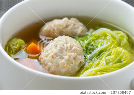 鹹雞湯加大量蔬菜（配雞肉丸）。 107808407