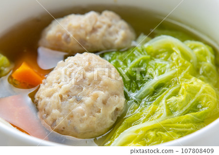 Salted chicken soup with plenty of vegetables (with chicken meatballs). 107808409