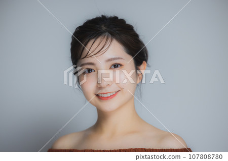 Brown off-shoulder woman 107808780