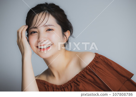 Brown off-shoulder woman 107808786