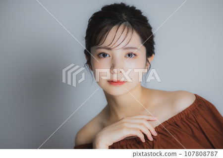 Brown off-shoulder woman 107808787