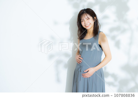 Pregnant woman 107808836
