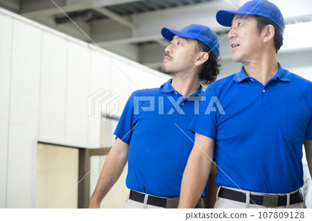 行動送貨人員從運輸業倉庫和物流運輸貨物的形象 工作變動和招募的形象 看著相機 107809128