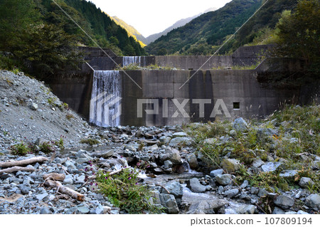 The dams of Hikoemon Valley seen from the confluence of the Kanno River The dams of Hikoemon Valley seen from the confluence of the Kanno River 107809194