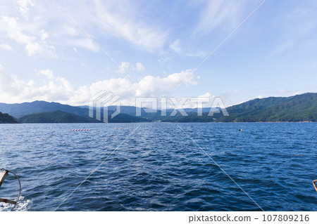 生長著養殖扇貝的三陸美麗海域 生長著養殖扇貝的三陸美麗海域 107809216