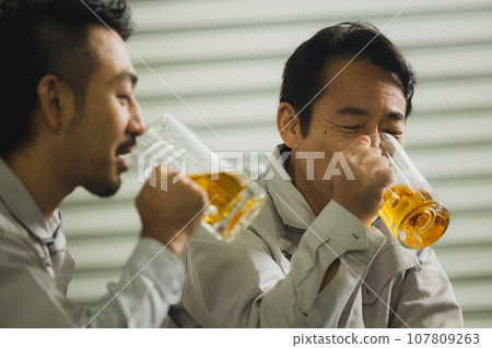 工人們敬酒 107809263