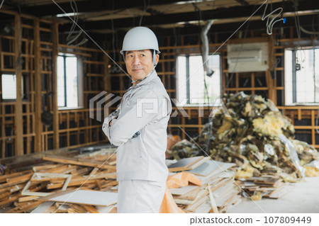 Workers working at a construction site 107809449