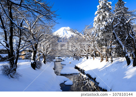 Mt. Fuji in winter, Oshino with snowy scenery, Oshino Village, Yamanashi Prefecture Mt. Fuji in winter, Oshino with snowy scenery, Oshino Village, Yamanashi Prefecture 107810144