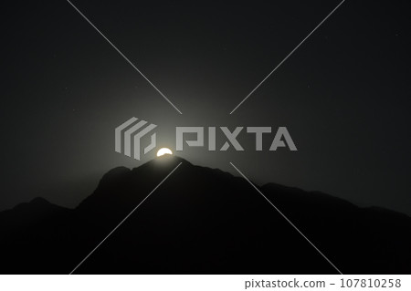 Small Mochimozuki in September over Mt. Kaikomagatake in the Southern Alps, Takegawa-cho, Hokuto City Small Mochimozuki in September over Mt. Kaikomagatake in the Southern Alps, Takegawa-cho, Hokuto City 107810258