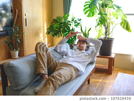 一個感冒的男人，一個發燒的男人和溫度計 107810439