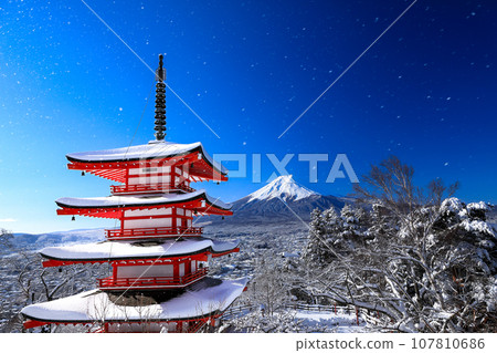 Winter: Snow-covered Arakurayama Sengen Shrine Chureito Pagoda and spectacular view of Mt. Fuji, Fujiyoshida City, Yamanashi Prefecture 107810686