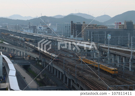 姬路站附近的山陽幹線115系列車 姬路站附近的山陽幹線115系列車 107811411