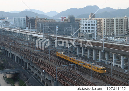 姬路站附近的山陽幹線115系列車 107811412