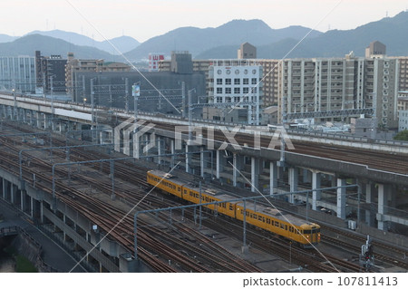 姬路站附近的山陽幹線115系列車 姬路站附近的山陽幹線115系列車 107811413