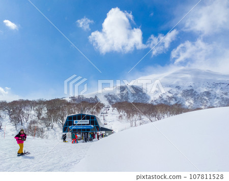 View of the top of the ski resort from in front of the lift platform (Niseko, Hokkaido) 107811528
