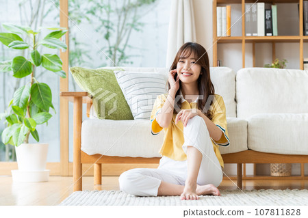 Young woman relaxing in the living room 107811828
