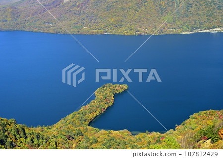 從日光半月山觀景台欣賞中禪寺湖上的八丁出島秋葉 從日光半月山觀景台欣賞中禪寺湖上的八丁出島秋葉 107812429